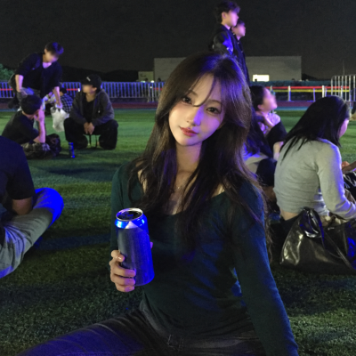 "They say she's one of the top three beauties of Yonsei University's Department of Journalism..." From a beautiful announcer's New York see-through crop top look to her summer festival look