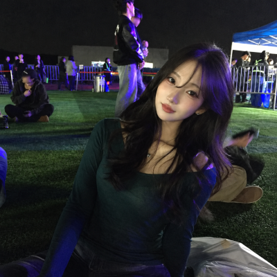 "They say she's one of the top three beauties of Yonsei University's Department of Journalism..." From a beautiful announcer's New York see-through crop top look to her summer festival look