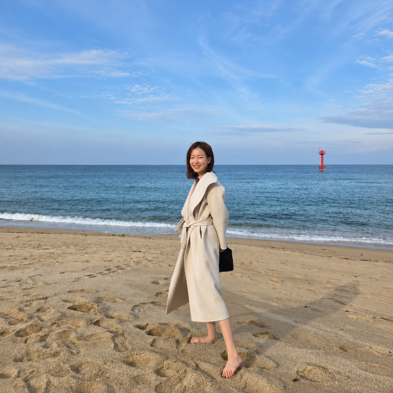 "I'm better at StarCraft than the men..." Actress's pink knit wide-leg denim look