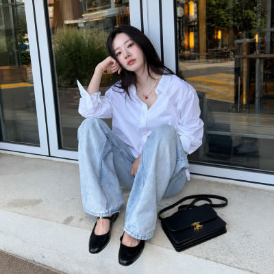 The actress who debuted after beating a 408-to-1 competition ratio... White shirt and wide denim look