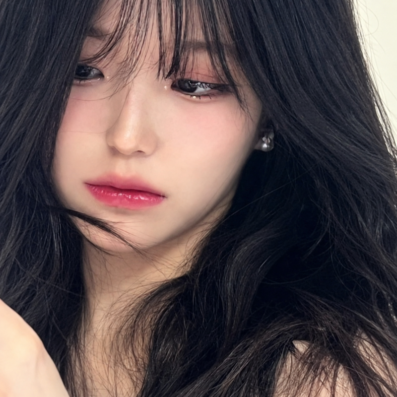 "They say she becomes a cold beauty once the eye smile disappears..." The daily look of an idol who was a middle school student at the time of her debut.