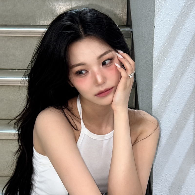 "They say she becomes a cold beauty once the eye smile disappears..." The daily look of an idol who was a middle school student at the time of her debut.