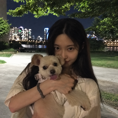 "They say she's the actress causing a stir these days for being prettier than Go Yoon-jung..." The daily look of the actress who transitioned from idol to actress.