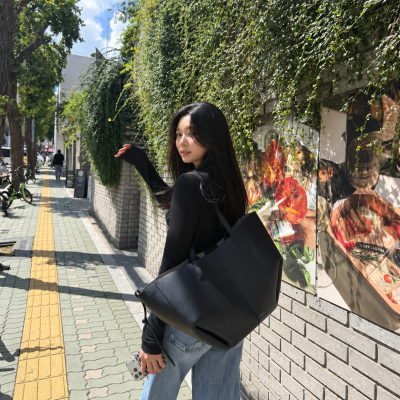 "They say she's the actress causing a stir these days for being prettier than Go Yoon-jung..." The daily look of the actress who transitioned from idol to actress.