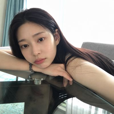 "They say she's the actress causing a stir these days for being prettier than Go Yoon-jung..." The daily look of the actress who transitioned from idol to actress.