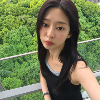 "They say she's the actress causing a stir these days for being prettier than Go Yoon-jung..." The daily look of the actress who transitioned from idol to actress.