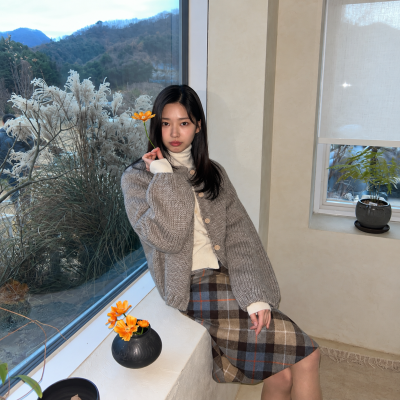 "They say she's the actress causing a stir these days for being prettier than Go Yoon-jung..." The daily look of the actress who transitioned from idol to actress.