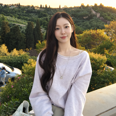 "An actress as beautiful as Go Yoon-jung..." The daily look of the actress who made a strong impression in two consecutive Netflix productions.