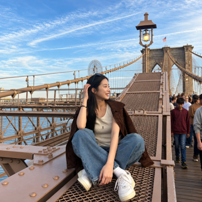 "They say she has the best looks and figure among the idols...” The travel daily look of the idol overflowing with healthy beauty