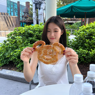 "They say she has the best looks and figure among the idols...” The travel daily look of the idol overflowing with healthy beauty