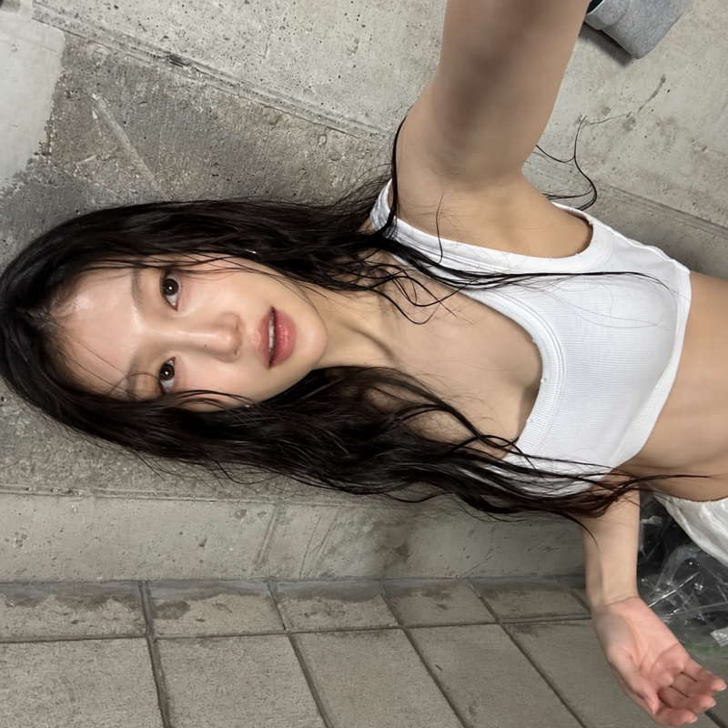 "Similar style to Karina, but prettier..." From the white cropped tie look to the black camisole look of the former Fromis_9 member