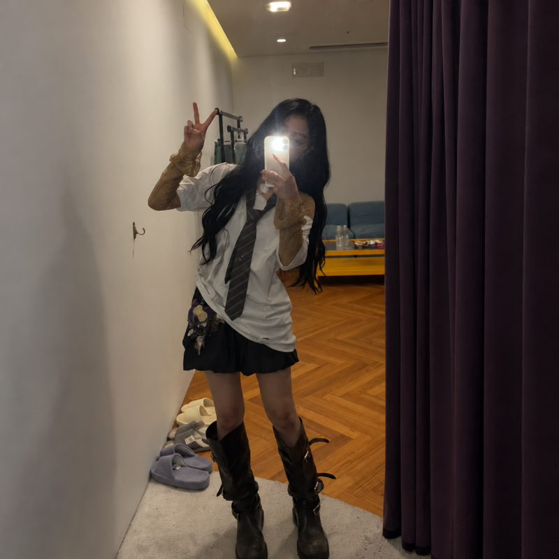 "Similar style to Karina, but prettier..." From the white cropped tie look to the black camisole look of the former Fromis_9 member