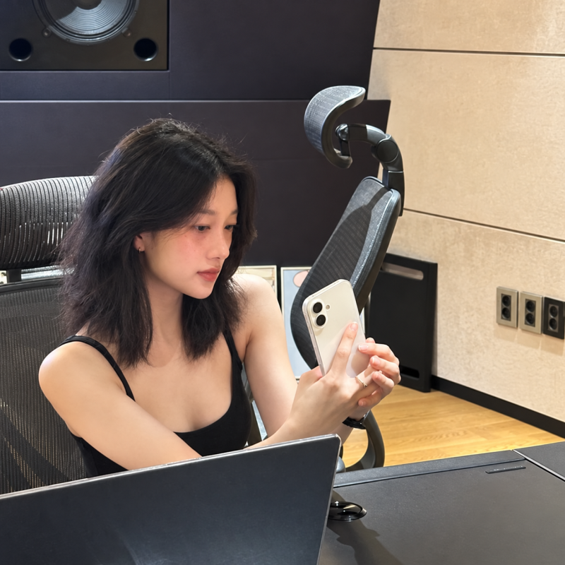 "Similar style to Karina, but prettier..." From the white cropped tie look to the black camisole look of the former Fromis_9 member