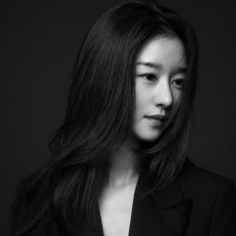 "They say she's an actress even more mysterious and beautiful than Go Yoon-jung..." This is how the queen of beauty looked in her black and white outfit.
