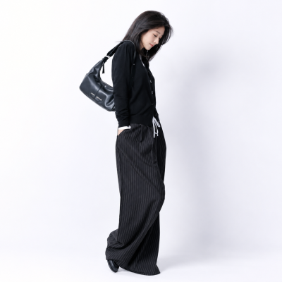 "They say she's an actress even more mysterious and beautiful than Go Yoon-jung..." This is how the queen of beauty looked in her black and white outfit.
