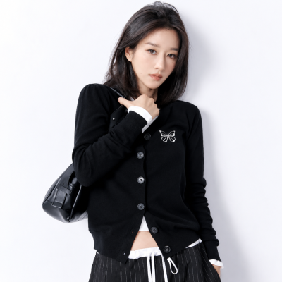 "They say she's an actress even more mysterious and beautiful than Go Yoon-jung..." This is how the queen of beauty looked in her black and white outfit.