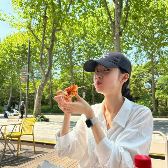 "They say she's 170cm tall and rumored to be prettier than Go Yoon-jung..." The daily look of the actress who won the Baeksang Best New Actress Award.