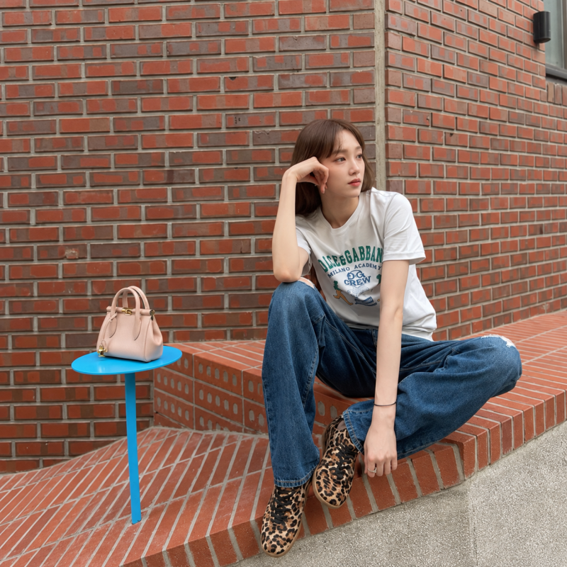 "They say she's an actress with better proportions and singing skills than Jang Won-young..." From the perfect actress's beige knit look to her white shirt denim look