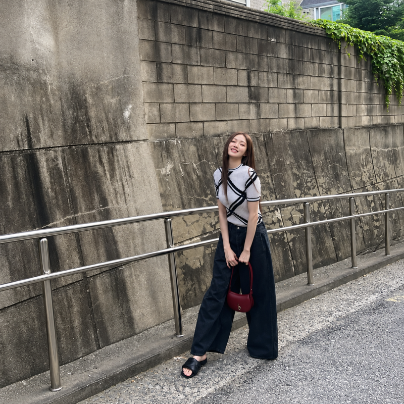 "They say she's an actress with better proportions and singing skills than Jang Won-young..." From the perfect actress's beige knit look to her white shirt denim look