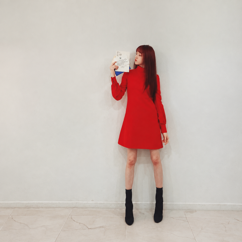 "They say she's an actress with better proportions and singing skills than Jang Won-young..." From the perfect actress's beige knit look to her white shirt denim look