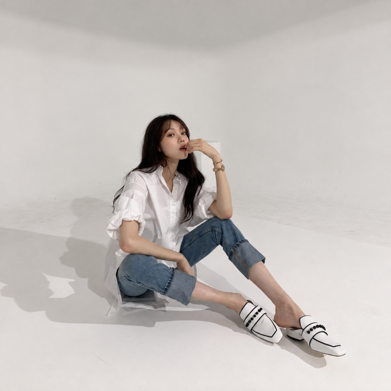"They say she's an actress with better proportions and singing skills than Jang Won-young..." From the perfect actress's beige knit look to her white shirt denim look